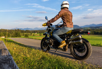 Motorradfahrer in den Alpen - 524785803