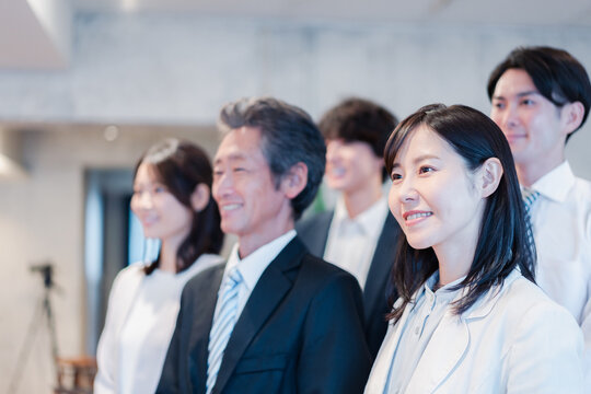 ベンチャー企業で働く笑顔のビジネスパーソン