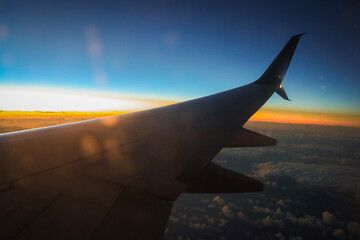 Obraz premium airplane in the sky with sunset