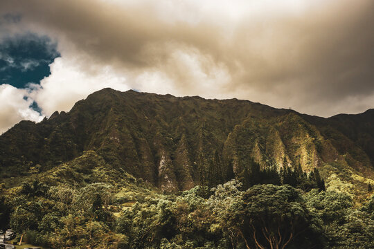 clouds in the Hawaiian mountains