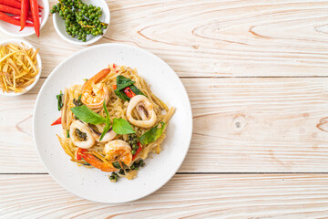  stir fried spicy noodles with sea food