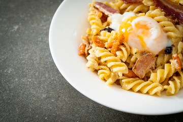 carbonara fusilli pasta spicy bacon