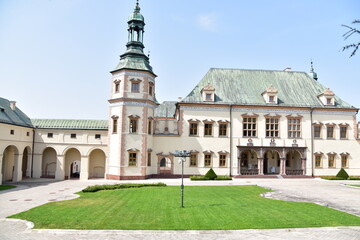 Fototapeta na wymiar Barokowy zamek pałac biskupi w Kielcach