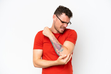 Obraz premium Young caucasian handsome man isolated on white background with pain in elbow