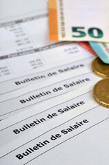 Obraz premium Bulletins de salaire avec des euros en gros plan