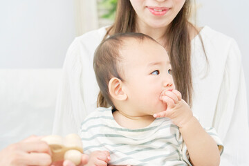 母親に抱っこされる赤ちゃんのポートレート