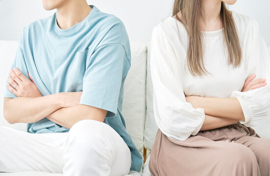 リビングで夫婦喧嘩をする　顔無し