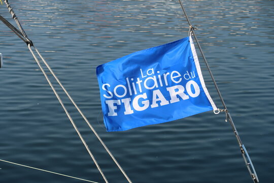 Logo de "La Solitaire du Figaro", célèbre course française de bateaux à voile en solitaire et par étapes, inscrit sur un drapeau bleu attaché au cordage d'un voilier – septembre 2021 (France)