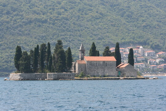 L'&Icirc;le de Saint-Georges et son monast&egrave;re b&eacute;n&eacute;dictin; village de Perast dans les Bouches de Kotor (Mont&eacute;n&eacute;gro)