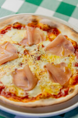 生ハムとモッツァレラのピッツァ