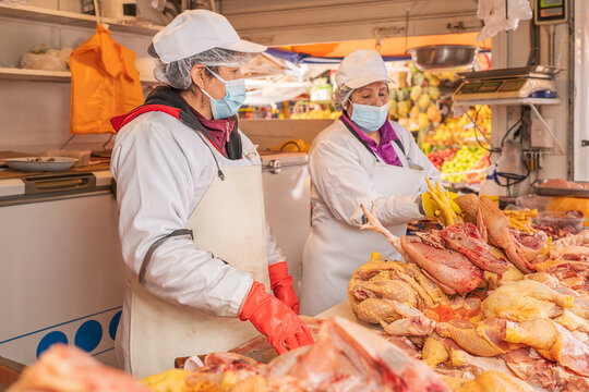 Peruvian women selling chicken