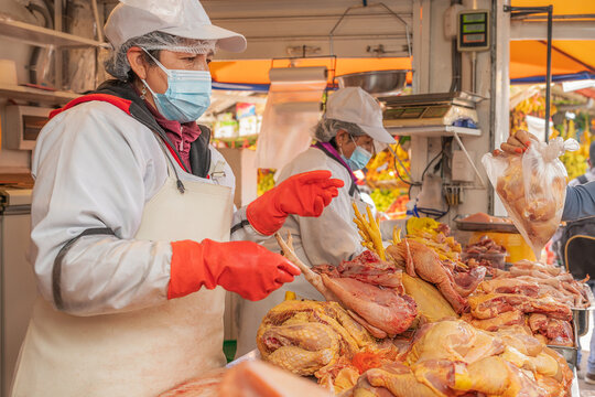 Peruvian women selling chicken