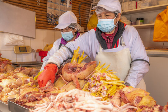 Peruvian women selling chicken