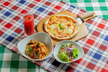 ハーフサイズのピザ＆パスタランチ