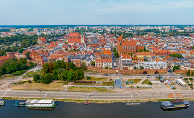 Toruń, widok z lotu ptaka na średniowieczną część miasta wzdłuż rzeki Wisła, ulica Bulwar...