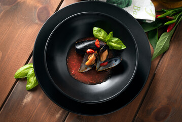 Piatto di deliziose cozze alla tarantina, cibo italiano 
