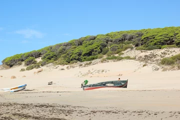 Fotobehang Bolonia strand, Tarifa, Spanje boot gestrand op het strand van Bolonia