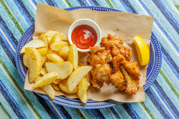 鶏の唐揚げとポテトフライ