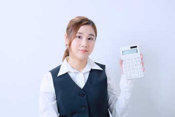 	左手で計算機を持ったカメラ目線のOL