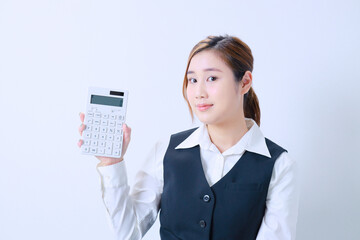 	計算機を持ってカメラ目線の若い事務員