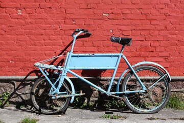Fototapeta na wymiar Old bike against a wall on the island of Tuno, Denmark