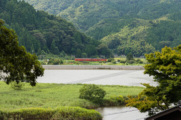 城崎を走る電車を眺める風景