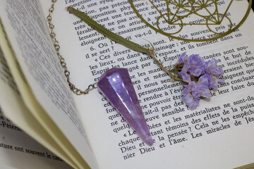 Livre spiritualité, pendule