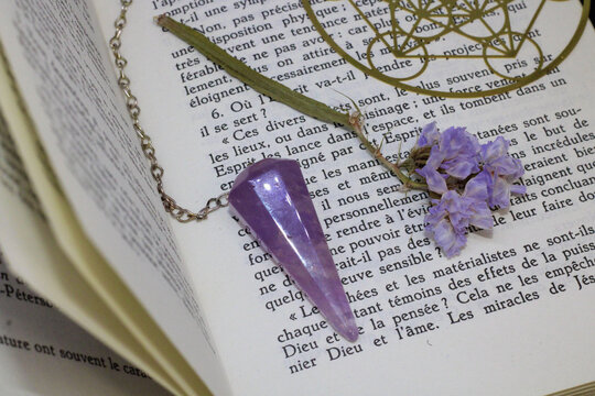 Livre spiritualit&eacute;, pendule