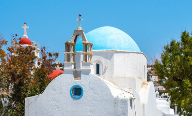 Griechisch-orthodoxe Kirche mit blauen  Dach       Die malerische  Hauptstadt Chora bekannt als...