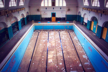 Schwimmbad - Beatiful Decay - Verlassener Ort - Urbex / Urbexing - Lost Place - Artwork - Creepy - High quality photo - obrazy, fototapety, plakaty