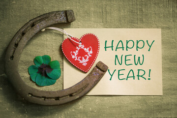 HAPPY NEW YEAR  Dekoration mit Hufeisen Glücksklee und Herz	