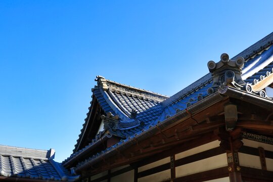 快晴の青空と古い建築物の風情ある瓦屋根