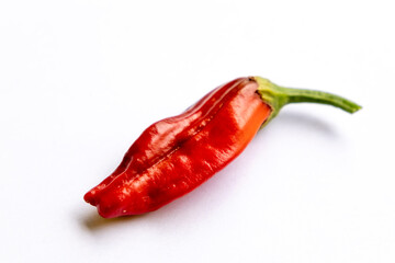 Pimiento rojo sobre fondo blanco
