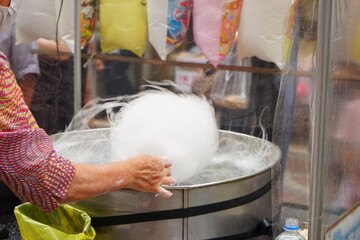 Cooking Cotton Candy at Japanese Matsuri Festival - 日本 お祭り わたあめ
