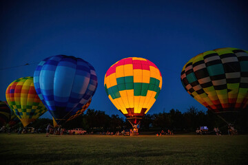 Obraz premium Night view of the Firelake Fireflight Balloon Festival event