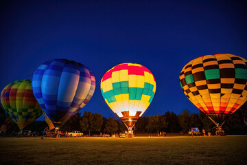 Obraz premium Night view of the Firelake Fireflight Balloon Festival event