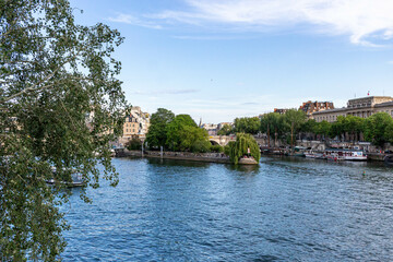 Fototapeta na wymiar river in the city in Paris