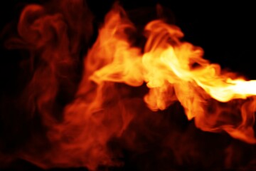 黒い背景と炎が燃焼している　3dイラスト