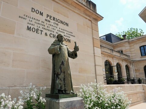 Statue du moine Dom Perignon dans la cour du si&egrave;ge social de l&rsquo;entreprise Moet & Chandon, c&eacute;l&egrave;bre marque de champagne, &agrave; Epernay &ndash; mai 2022 (France)