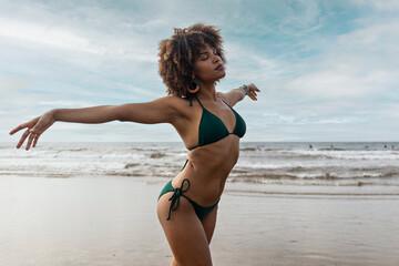 beautiful young black african girl in bikini happy on the beach - obrazy, fototapety, plakaty