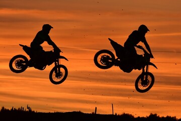 Fototapeta na wymiar Motocross et coucher de soleil