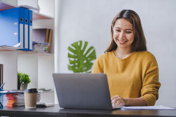 Fototapeta premium student learning using laptop meeting online classes Educational courses or training, seminars, video calls, online education concepts.