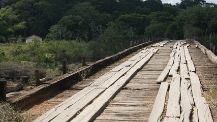 Fototapeta na wymiar Ponte Queimada no municipio de Pingo Dagua - MG. É uma ponte histórica por conflitos e que se pretende desativ-la por proteção ao Parque Estadual do Rio Doce.
