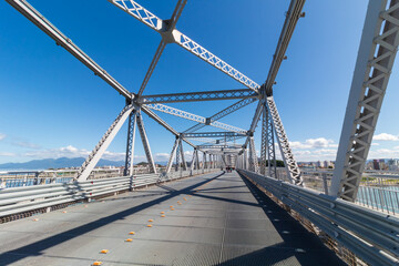 estrada de aço e a  geometria  criados pela estrutura da ponte Hercílio Luz da cidade de Florianópolis estado de Santa Catarina Brasil 