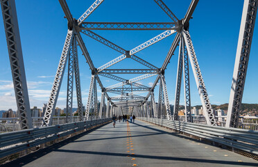 vista interna da estrutura da ponte Hercílio Luz da cidade de Florianópolis estado de Santa...