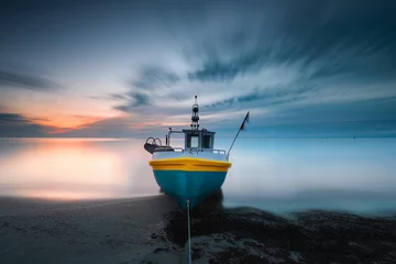 Foto auf Acrylglas Die Ostsee, Sopot, Polen Ostsee, Sure über Strand und Boot. Sopot, die Ostsee. Sonnenaufgang über einem Fischerboot mit Blick auf das Meer und den Strand