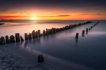 Baltic see, sunset over beach. Plaża Dębki. Wakacyjny zachód słońca nad morzem bałtyckim z...