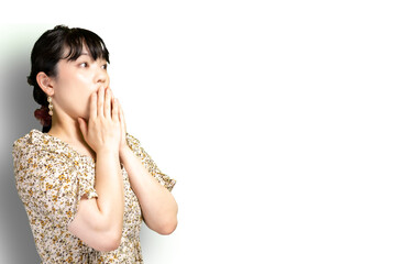 驚く女性