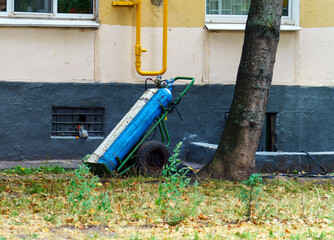 Gas and oxygen cylinders for gas welding are on the trolley
