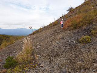 紅葉した秋の浅間山に、親子で山登り　